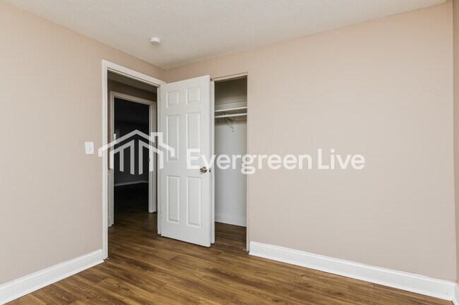 Building Photo - 4760 Rolling St