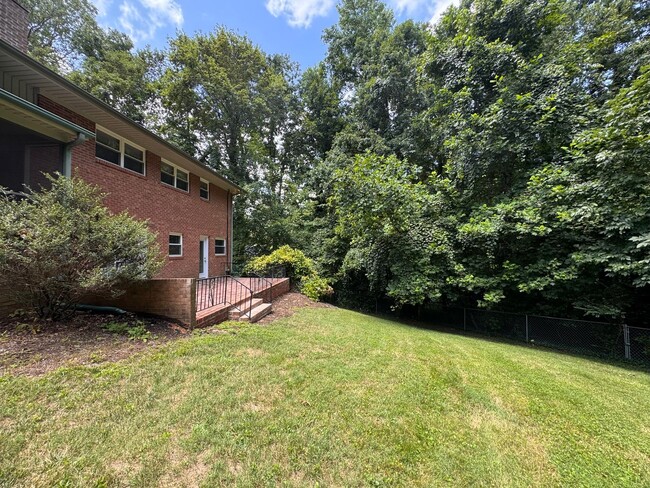 Building Photo - 4 Bedroom Jamestown Beauty!