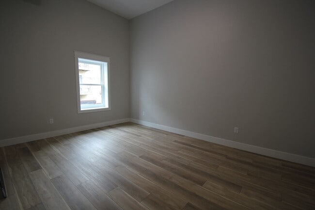 Building Photo - Beautifully remodeled 2 Bed + office apartment in Downtown Panora