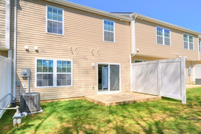 Building Photo - 3 Bed, 3 1/2 Bath, Close to I81 and US460