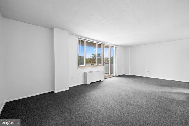 Building Photo - 1 E University Pkwy