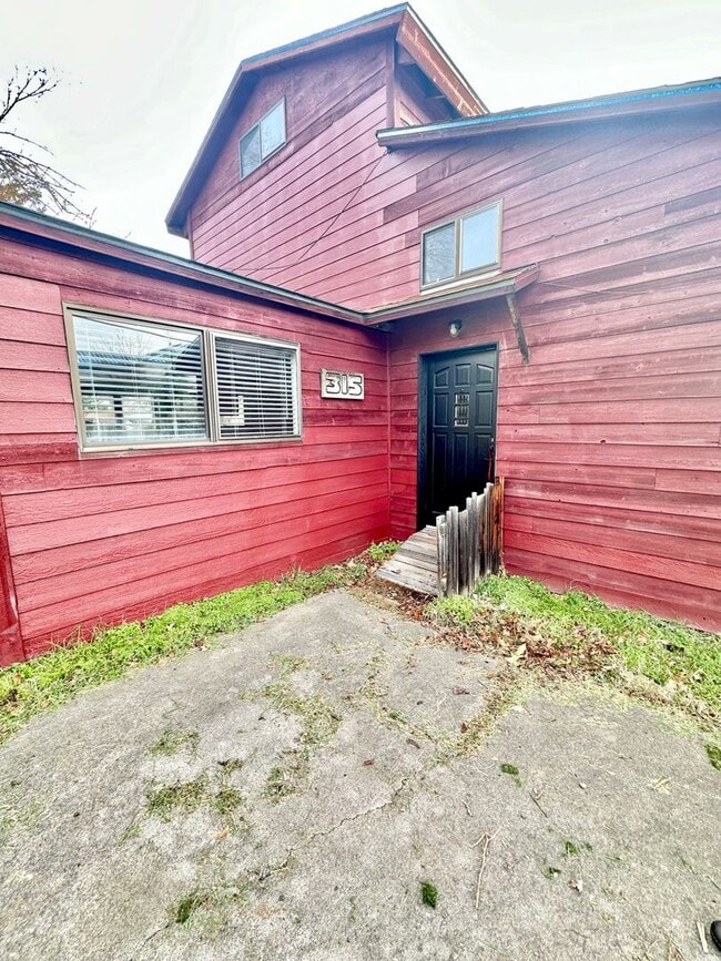 Building Photo - 1 Bedroom 1 bath Loft Style Single Family Home with large Fenced backyard.
