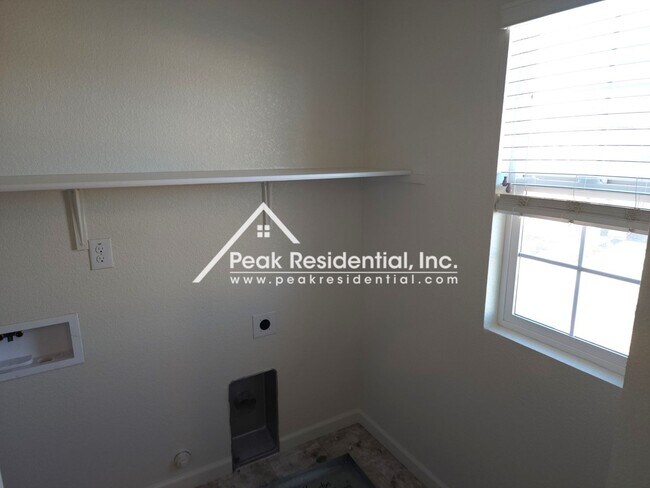 Building Photo - Newer North Natomas 3bd/2.5ba House with Loft & 2 Car Garage