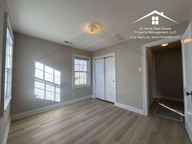 Building Photo - 715-709 W 7th St