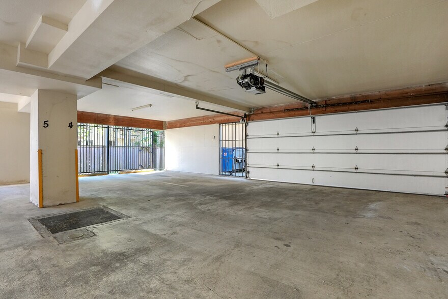 Building Photo - 1131 N 93rd St
