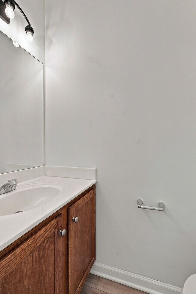 Building Photo - Charming 2-Bed Townhome in Hardison Hills