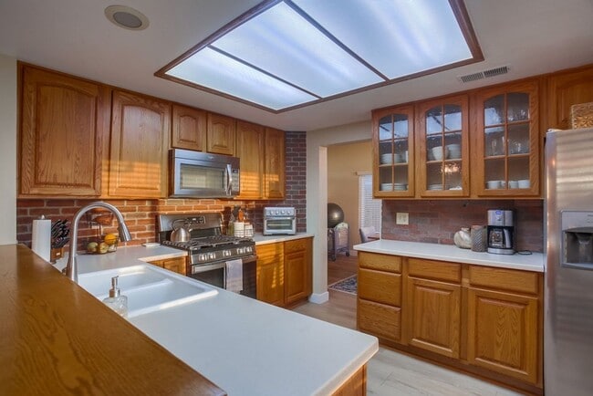 Building Photo - Beautiful, spacious 3 bedroom 2.5 bath hom...