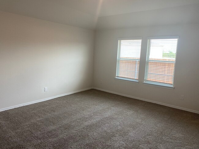 Building Photo - 1008 Hidden Vly Dr