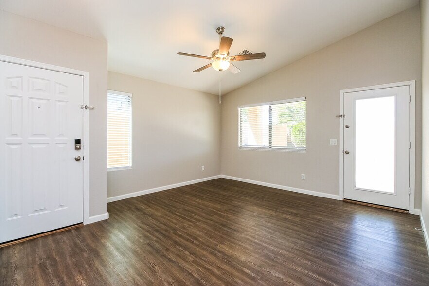 Building Photo - 992 E Saddle Way