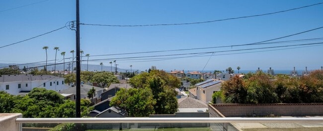 Building Photo - Stunning 4 bed, 4.5 bath home located on a quiet and highly desirable street in Redondo Beach