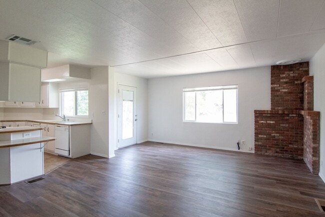Building Photo - $500 MOVE IN SPECIAL Manufactured Home for Rent in Redding CA | 1 Acre, Large Deck, Pet Friendly