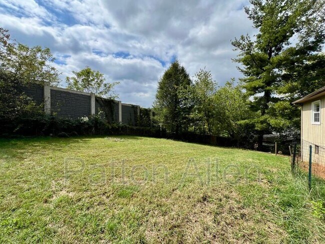 Building Photo - 26 Pine Ln
