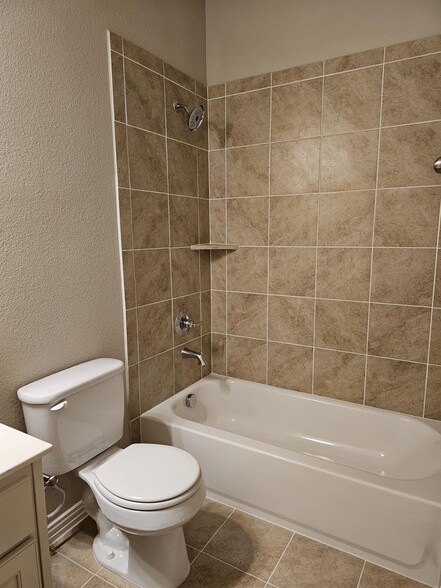 Upstairs bathrom - 3405 Solana Cir