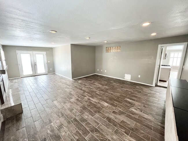 Building Photo - Beautifully Updated 3B 2BA Home w/ AC and ...