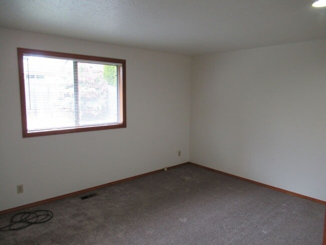 Building Photo - Large Three Bedroom in South Salem!