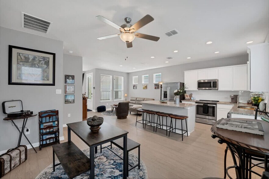 Building Photo - 2147 Hofstaat