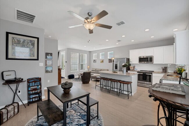 Building Photo - 2147 Hofstaat