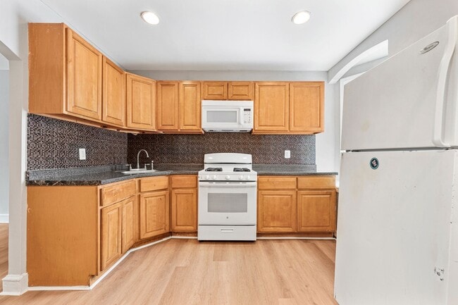 Building Photo - ???UPDATED 3 BEDROOMS AND 1BATH HOME WITH ...