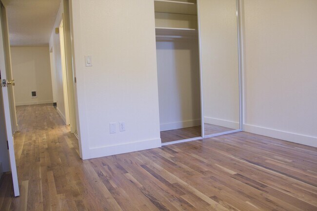 Building Photo - 2bed, hardwoods, granite, dishwasher, park...