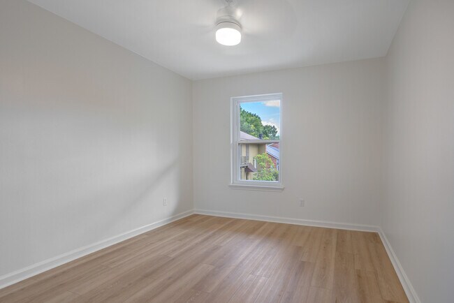 Building Photo - 301 Kingston Dr