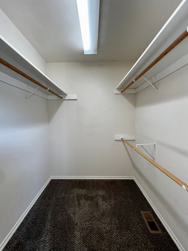 Building Photo - 8800 Midvale Rd