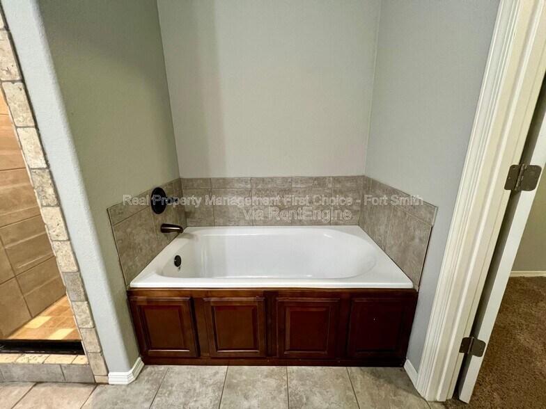Building Photo - 423 Ridge Point Dr
