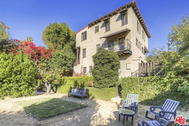 Building Photo - 2071 Escarpa Dr