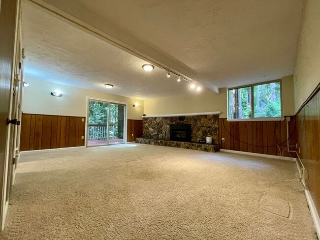 Building Photo - 4 bed, 3 bath split-level home in a private, forested setting (Bayside)