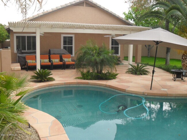 Building Photo - Palm Valley Beauty With A Pool!