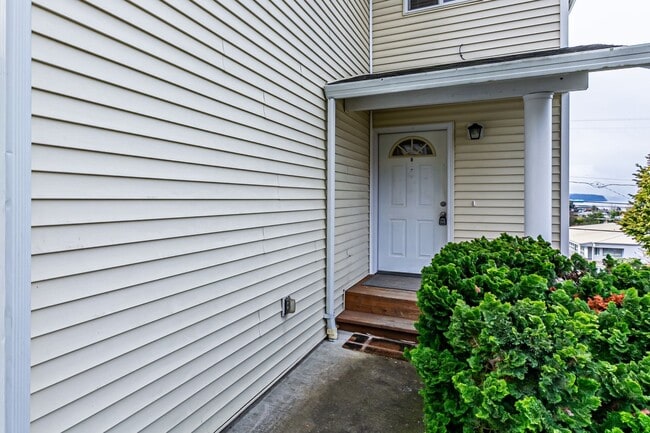 Building Photo - Wonderful Townhome in Browns Point with VIEWS!