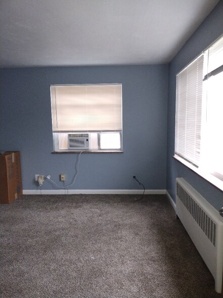 Building Photo - 3131 Mozart Ave