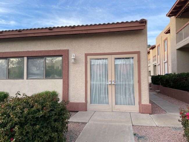 Building Photo - $1,550 2-3 Bedroom For Lease With Community Heated Pool & Spa in 85207!