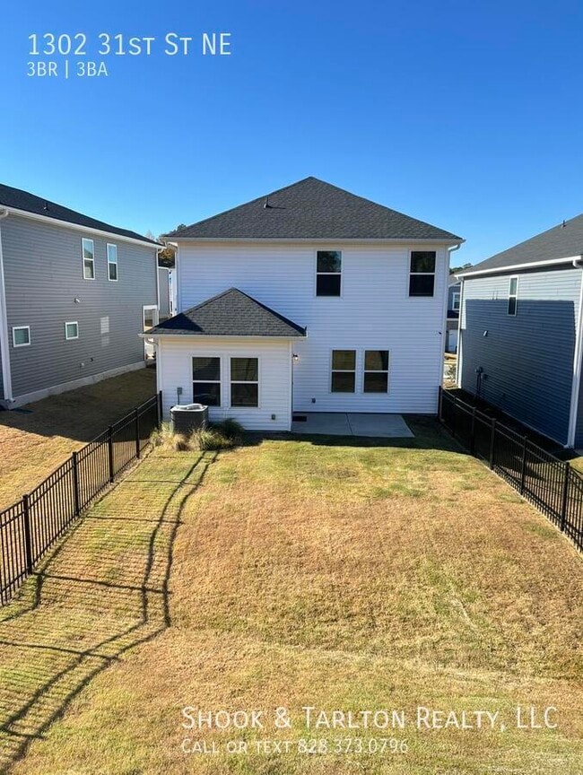 Building Photo - 1302 31st St NE