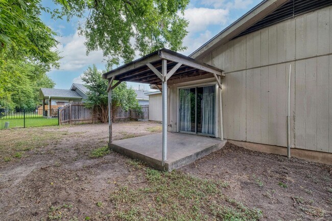 Building Photo - Cozy 2-Bedroom Duplex in Prime North Austi...