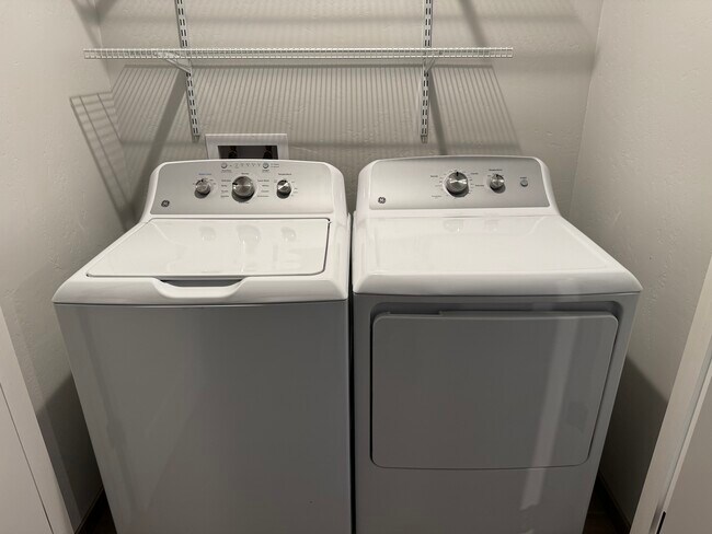 Building Photo - 2426 Oakmont Cir