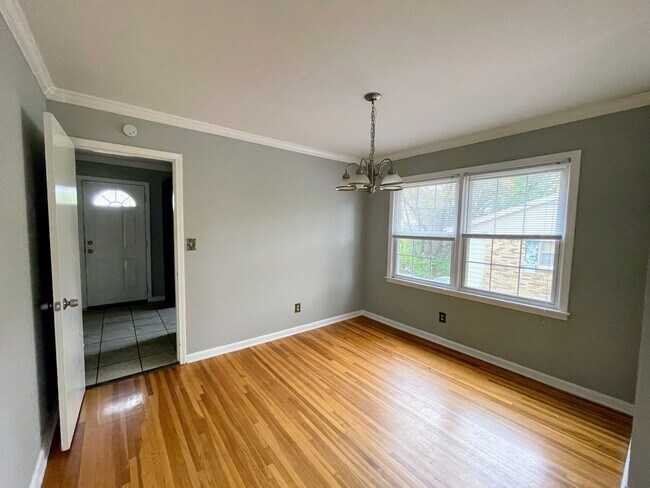 Building Photo - 2804 Broadview Dr NW