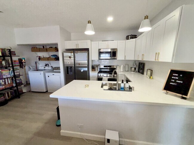 Building Photo - 2 (PRIVATE) BDRM/2-FULL (ON-SUITE) BATHS I...