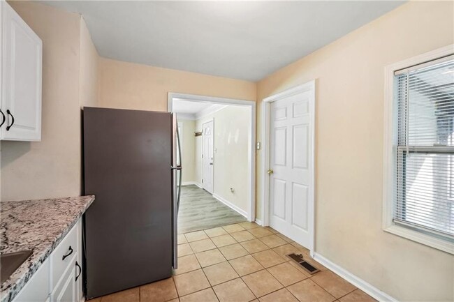 Building Photo - 3237 Gifford St