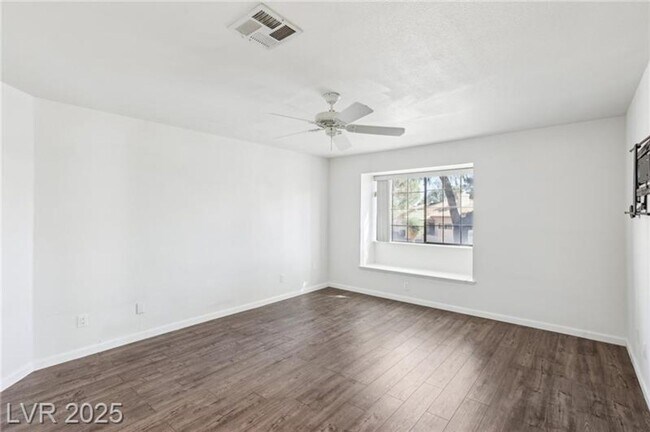 Building Photo - SPACIOUS 3BEDROOM SINGLE STORY TOWNHOME IN...