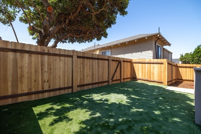 Building Photo - 4bd/2ba home with AC, off street parking and private yard!