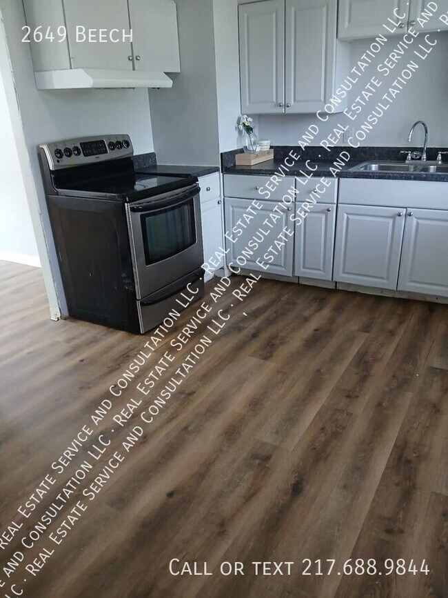 Building Photo - 2649 Beech-