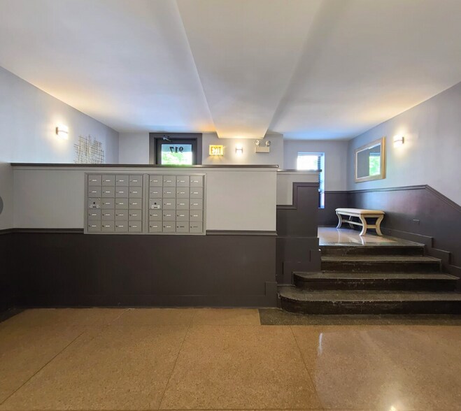 Building Photo - 917 W Dakin St