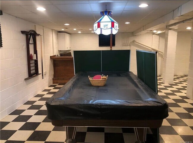 Building Photo - Beautifully Renovated 4bdrm/2.5bth Tri-Lev...