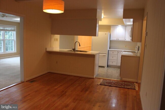 Building Photo - 6210 Cottonwood St