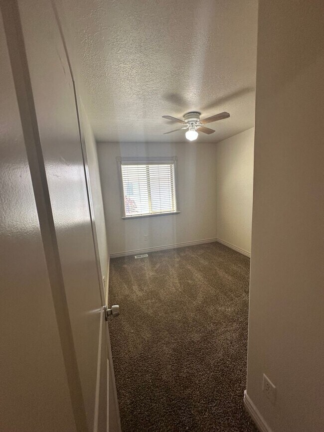 Building Photo - Modern 3 Bed, 2.5 Bath Townhouse - Excelle...