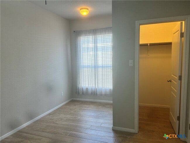 Building Photo - 5623 Blackstone Dr