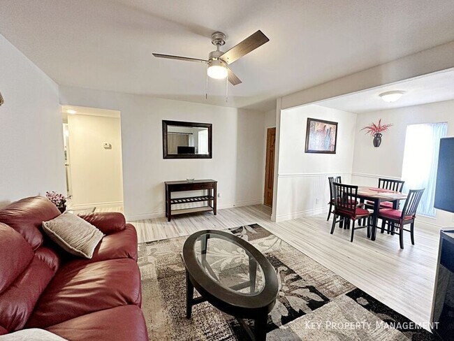 Building Photo - 1405 E Vegas Valley Dr