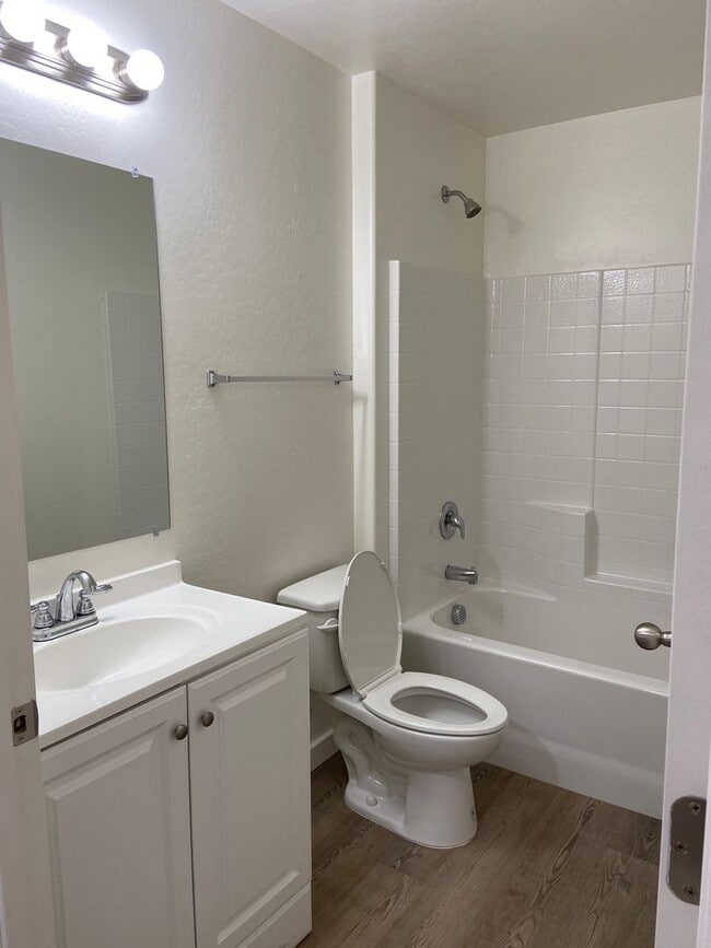 Building Photo - 2 bedroom 1 bath unit available