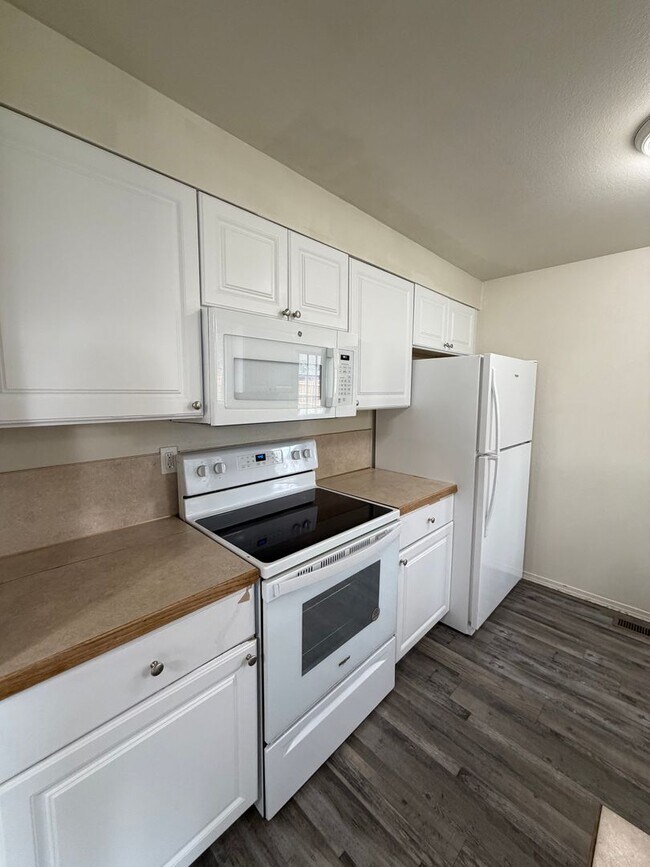 Building Photo - One Level Living w/ Spacious Private Backyard