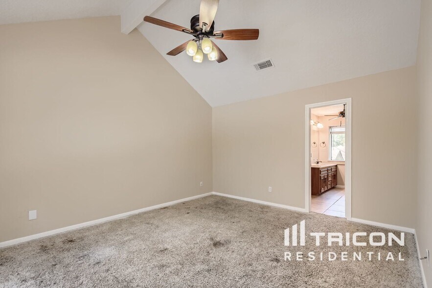 Building Photo - 2118 Waterfall Dr